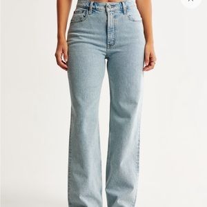 abercrombie 90’s relaxed curve love jean. Size 4S.